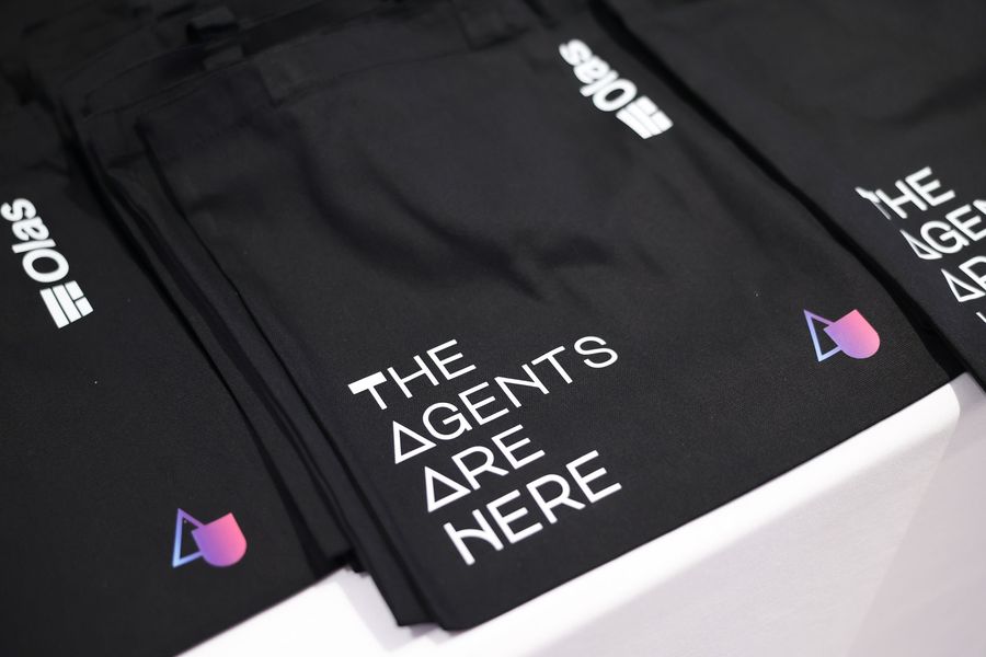 “The agents are here” tote